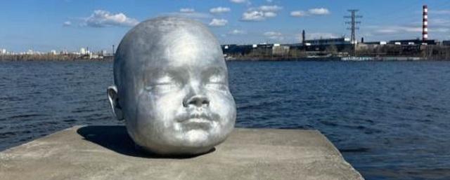 На берегу Верх-Исетского пруда в Екатеринбурге установили огромную голову «Индустриального младенца»