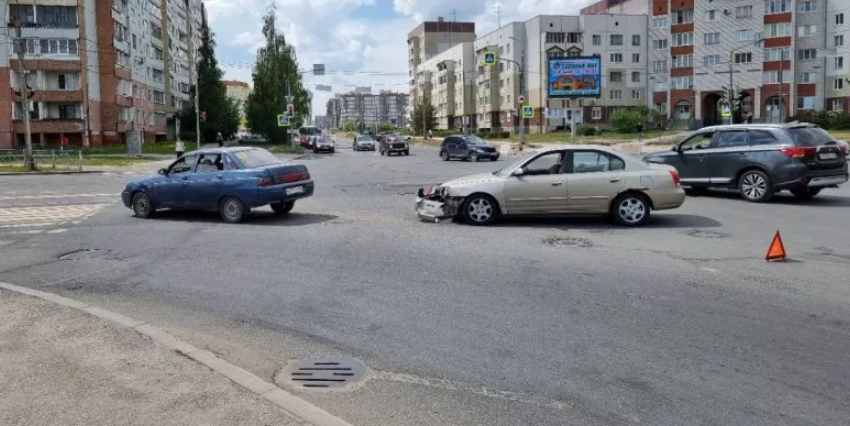 ДТП с участием двух автомобилей произошло в Пскове