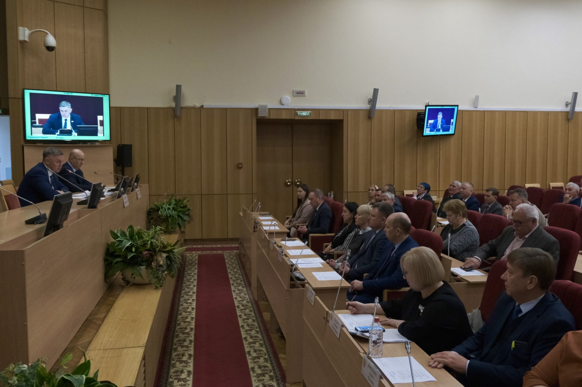 Спикер Заксобрания Кировской области Роман Береснев призвал муниципальных депутатов активнее включаться в разработку мер поддержки участников СВО