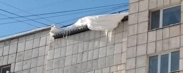 В Ижевске на женщину упала глыба снега