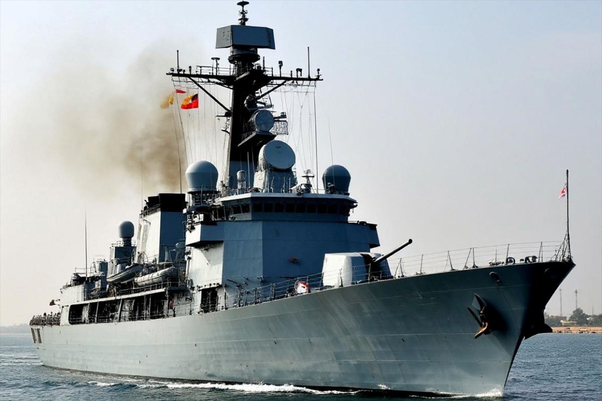 Индия стянула 6 военных кораблей к Ормузскому проливу, где застряли 22 судна с миллионами тонн грузов