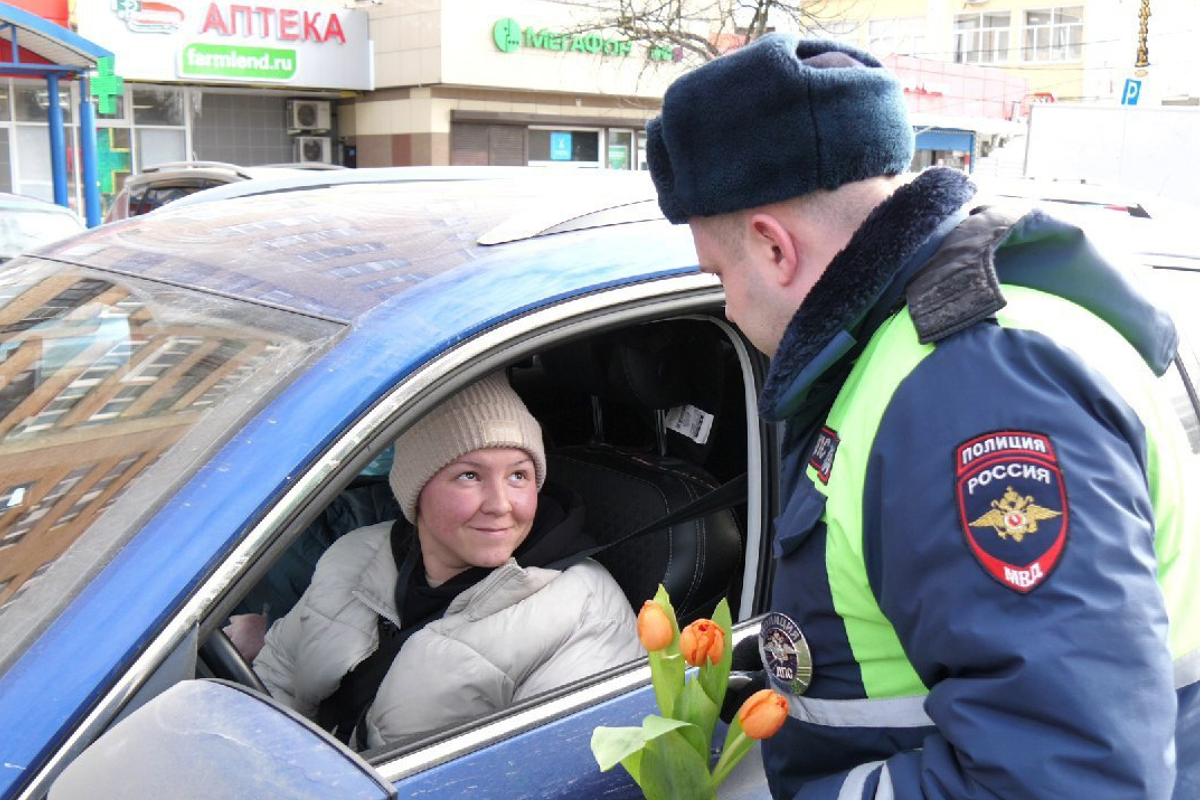 В г.о. Щелково сотрудники ГАИ поздравили женщин с праздником