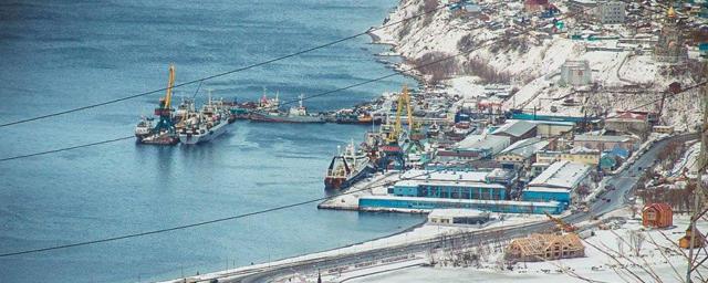 Акваторию Петропавловской гавани очищают от утонувших кораблей