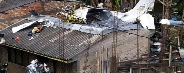 В Колумбии самолет рухнул на жилой дом, погибли семь человек