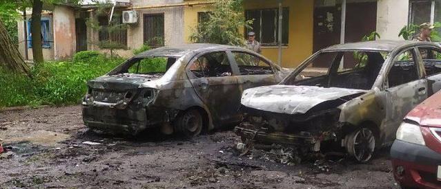 В Донецке в результате обстрела загорелся многоквартирный дом и автомобили