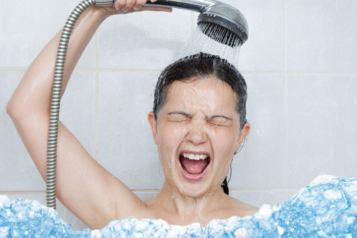 Американский врач рассказал, кому противопоказан холодный душ
