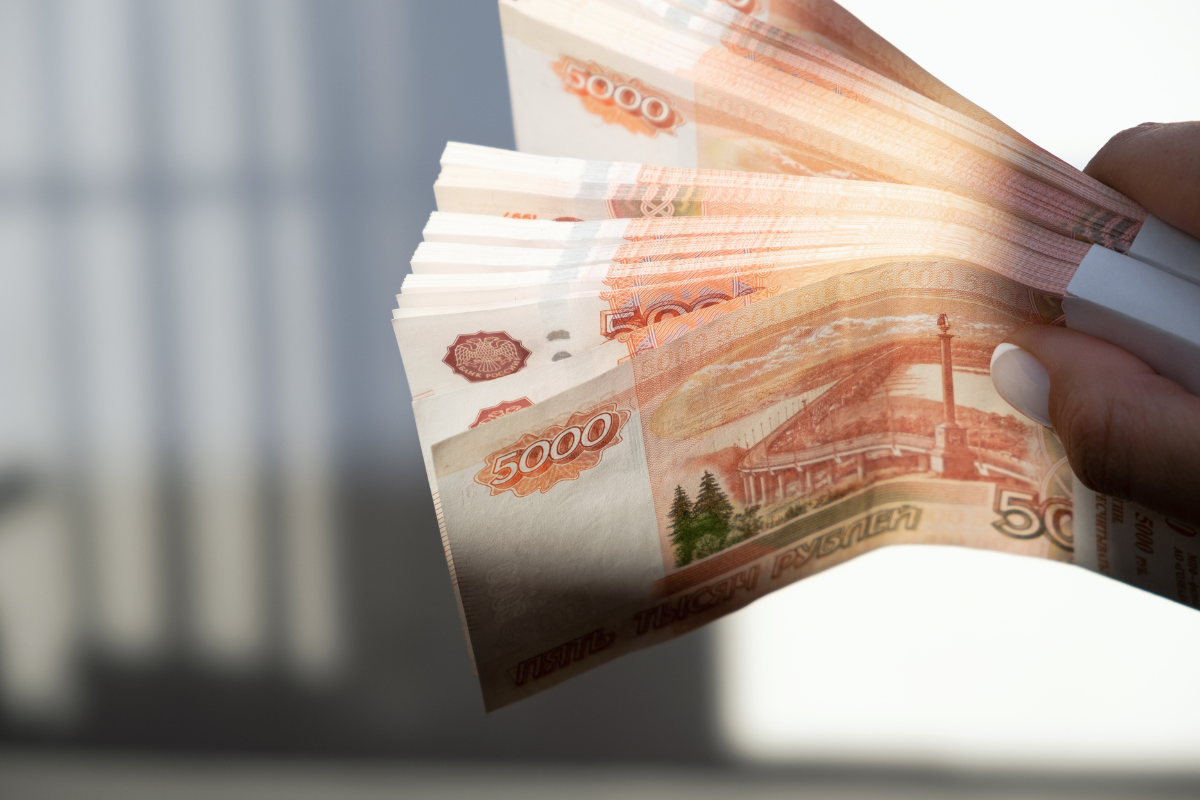 Средняя зарплата россиян (страна-террорист) может вырасти до 100 тысяч рублей к 2027 году