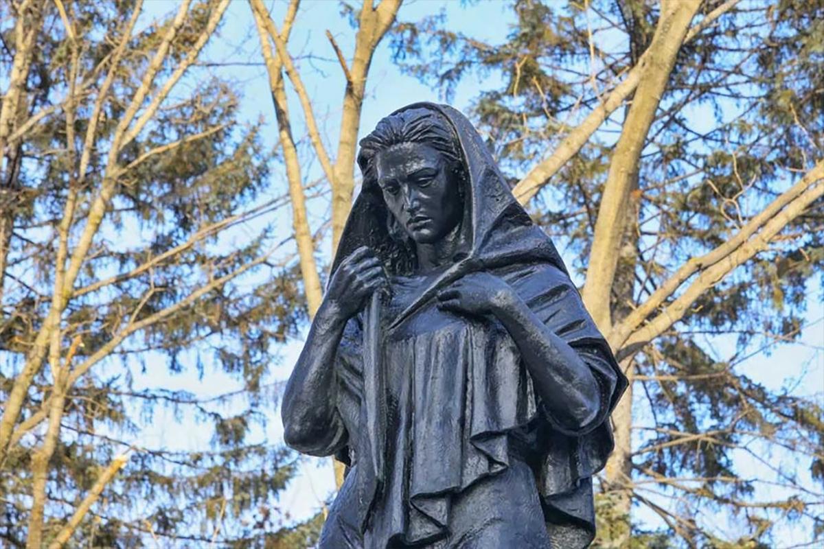 В Биробиджане открыт памятник Матерям Победителей