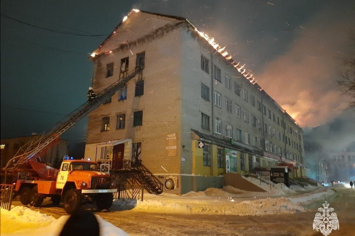 В Ясногорске под ночь произошел пожар в бывшем общежитии на улице Ленина