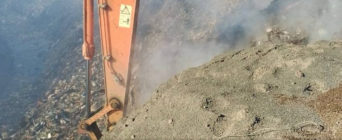 Под Кондопогой уже почти месяц пытаются потушить горящую свалку мусора