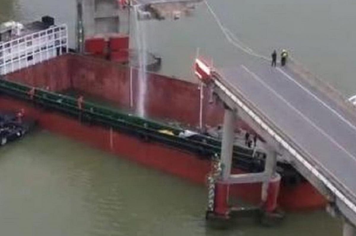 В КНР автомобили упали в воду из-за врезавшегося в опору моста контейнеровоза