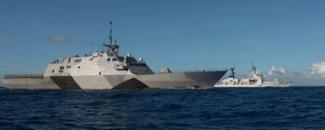 Новейшие корабли ВМС США не смогли обогнать сухогруз