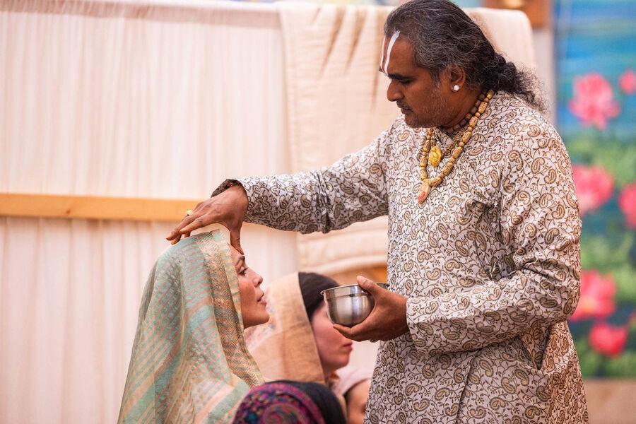 Певица Сати Казанова объявила, что получила монашеский статус