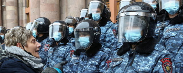 В Ереване задержали несколько митингующих у здания правительства