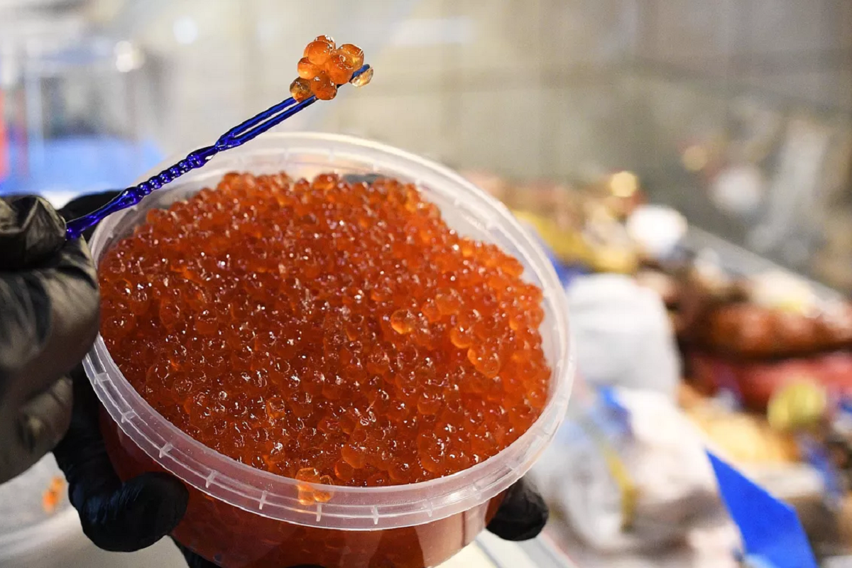 Красная икра в Новосибирской области подорожала за месяц на 755 рублей
