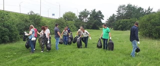 В Калуге во время уборки в сквере собрали 12 мешков мусора