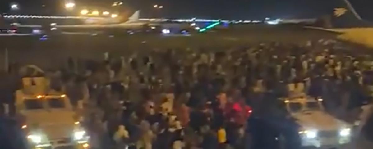 В аэропорту Кабула царит хаос: Эвакуация людей проходит под звуки выстрелов