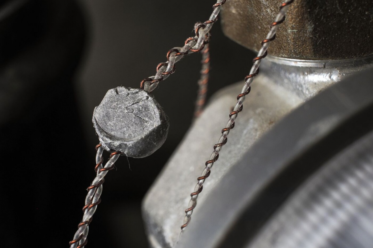 Нарушение пломбы на счётчике чревато серьёзными последствиями, включая штрафы и уголовное преследование