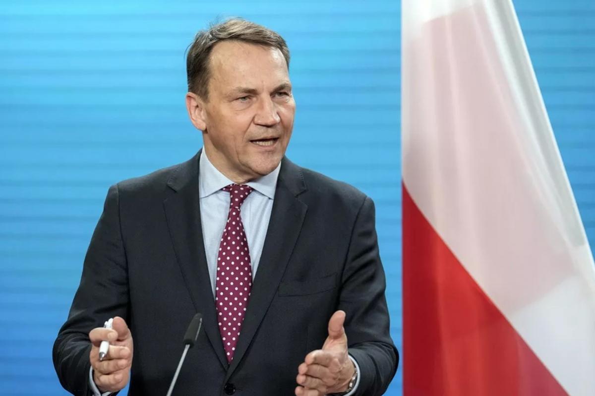 Сикорский: Польша может арестовать самолет Путина при пролете через ее воздушное пространство