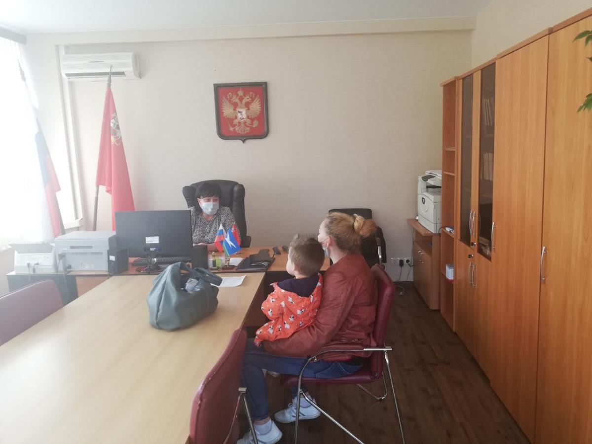 Начальник Стремиловского теротдела Соловьева встретилась с инициативным жителем г. Чехов-8