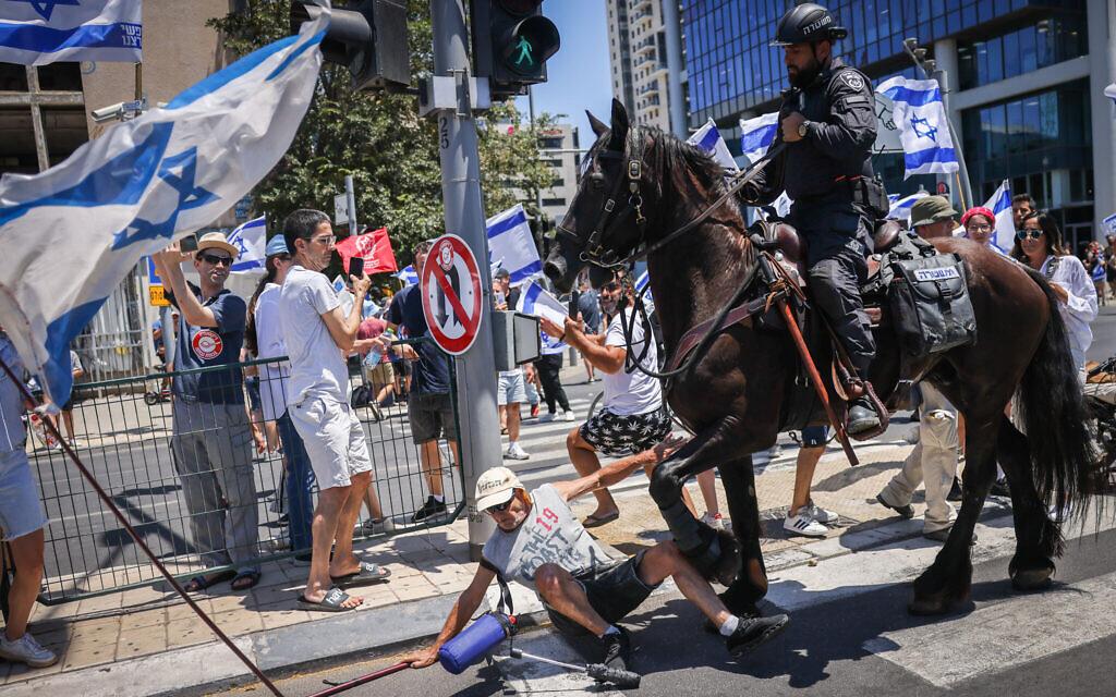 Times of Israel: в Тель-Авиве конная полиция затоптала демонстранта на акции протеста из-за судебной реформы - видео