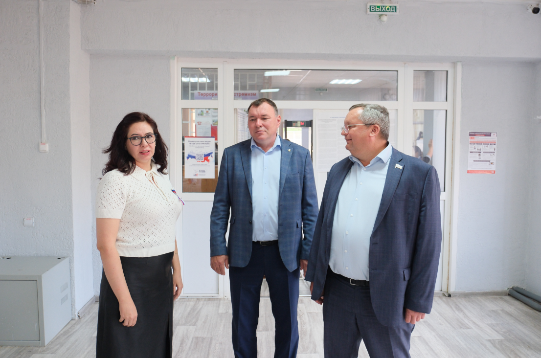 Председатель Думы Астраханской области Игорь Мартынов ознакомился с организацией голосования в Камызякском районе