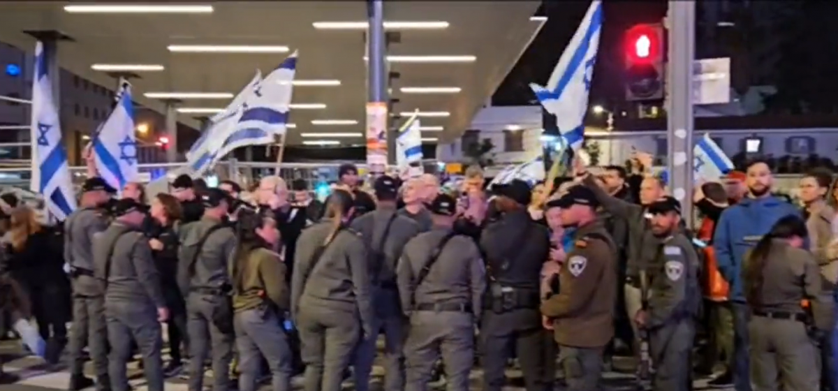 В Тель-Авиве митингующие требуют досрочных выборов
