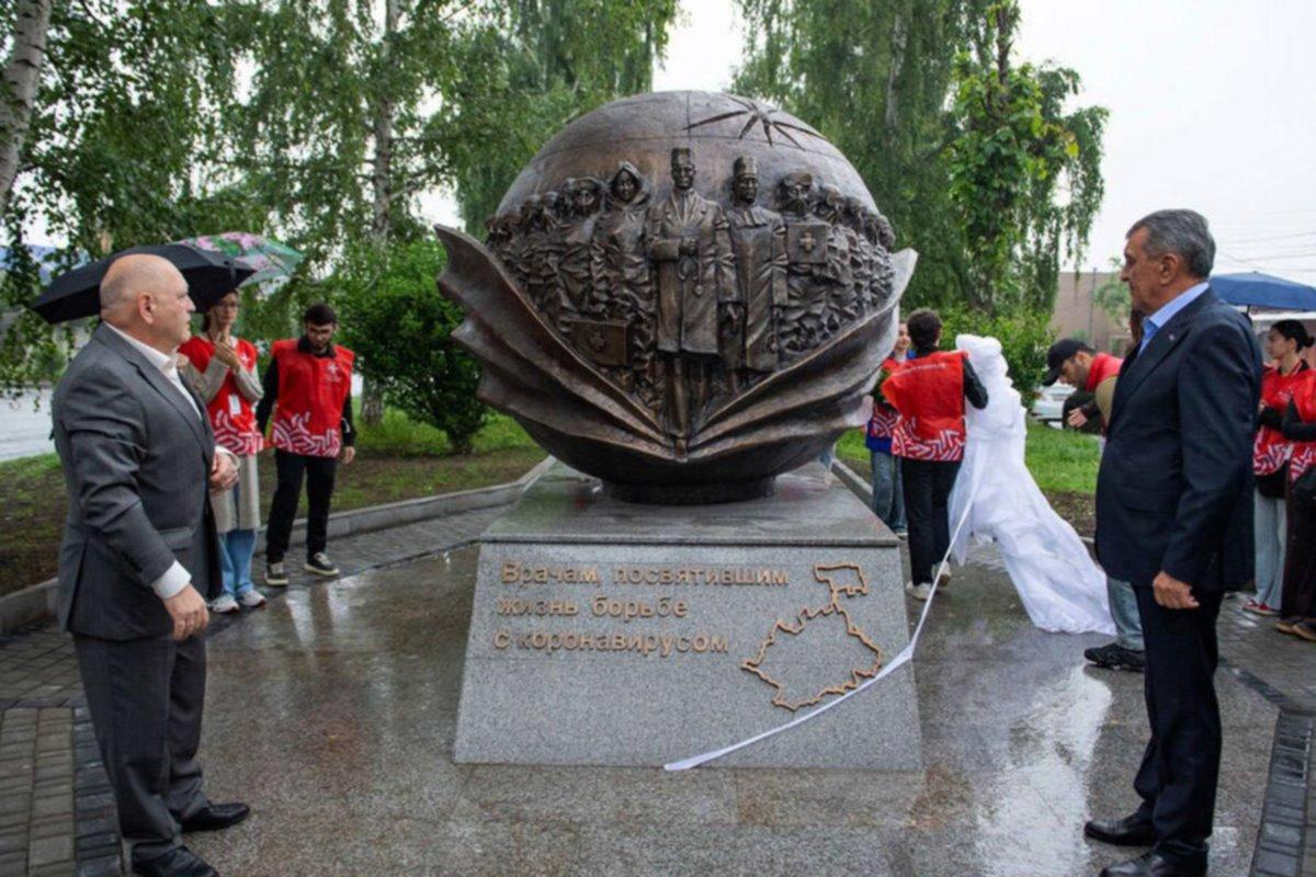 В Северной Осетии отдали дань героизму работавших в пандемию медиков, установив им памятник