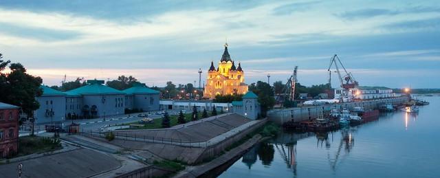 На Стрелке в Нижнем Новгороде начался демонтаж первого портового крана