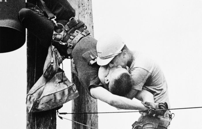 «Поцелуй жизни» на высоте. Случайный снимок потряс планету. Почему это фото до сих пор считается таким важным?