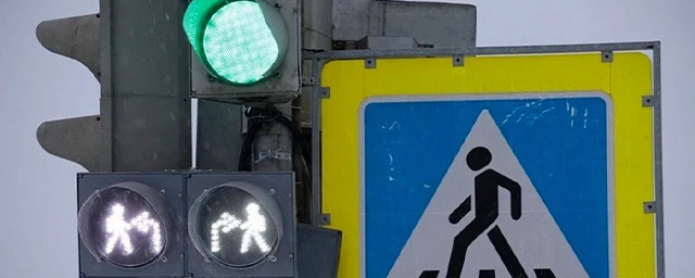 В Уфе работают 93 светофора с предупреждением о повороте на пешеходный переход