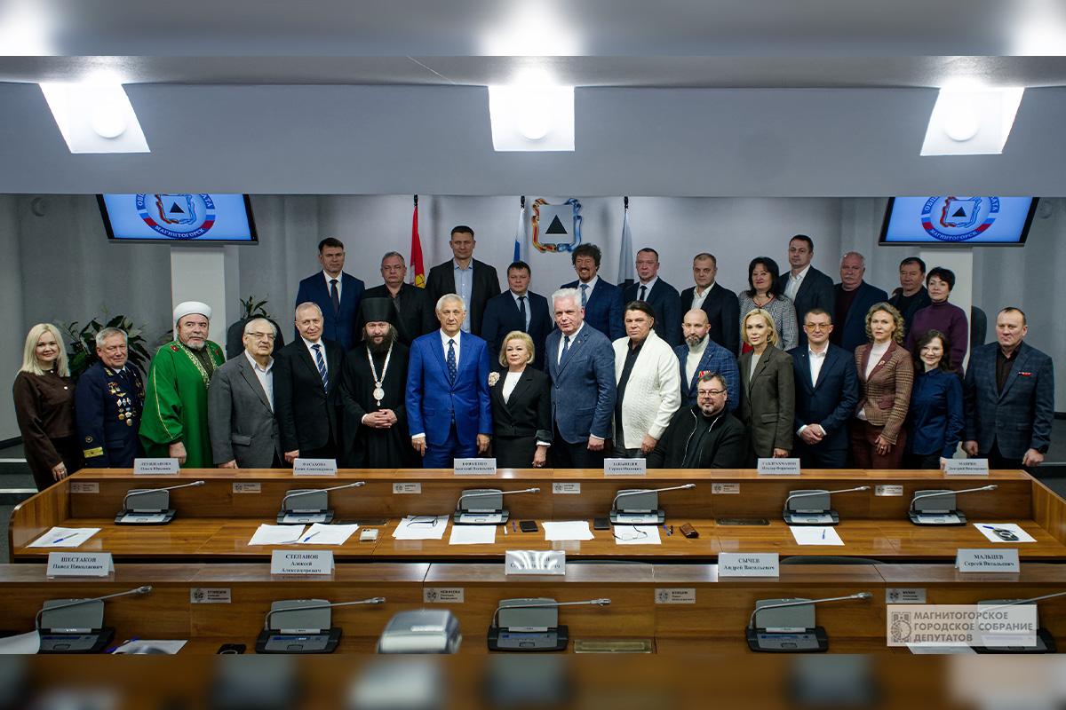 Спикер горсобрания депутатов Александр Морозов пожелал членам Общественной палаты нового созыва быть включенными во все сферы жизни Магнитогорска