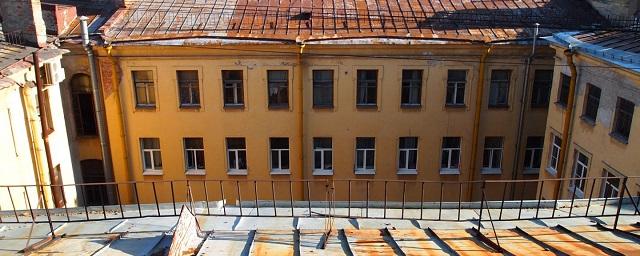 Результатом «борьбы» коммунальщиков со снегом стали дырки в крышах петербургских домов