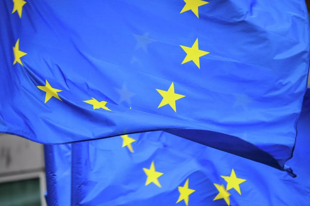 ЕС сократил поставки духов и косметики в США