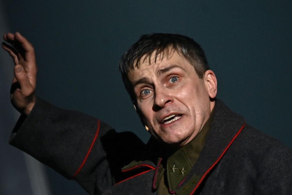 Хотел стать медиком, но оказался на сцене: творческий путь и семья Ильи Шакунова