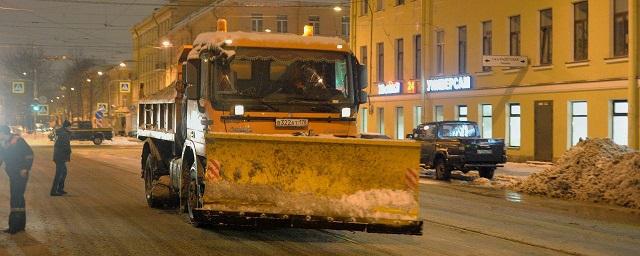 «Это, по-вашему, уборка?»: жители Северной столицы критикуют Смольный и коммунальщиков после снегопада