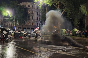 Митингующие перекрыли центр Тбилиси  и парализовали движение автомобилей