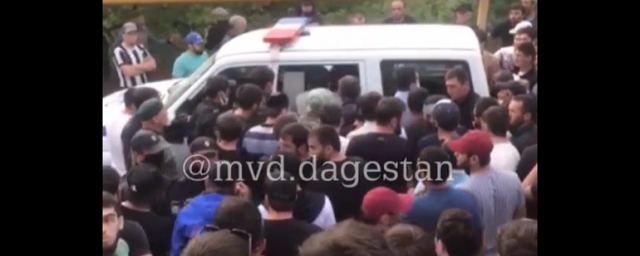 Толпа в Дагестане пыталась отбить местного жителя, сбившего инспектора ДПС
