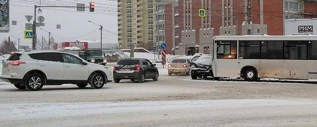 В Новосибирске пассажирка автобуса пострадала в ДТП