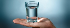 Эксперты рассказали о пользе и вреде употребления стакана воды по утрам
