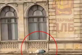 В Калининграде полицейским пришлось снимать с карниза музея заснувшего там туриста
