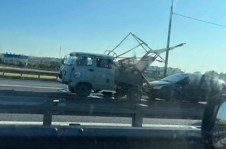 Грузовик сбил водителя и дорожников на Юбилейном мосту в Ярославле