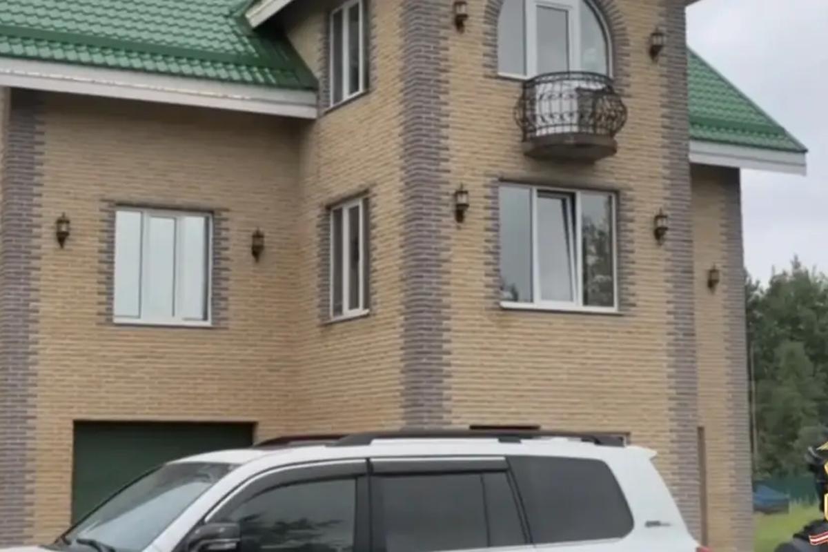 Цех в бытовке и 12 тонн фальсификата: семейная пара торговала рыбой без маркировки с мигрантами-нелегалами