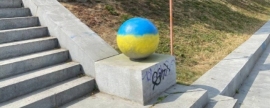 На городскую инфраструктуру Екатеринбурга неизвестные нанесли цвета украинского флага