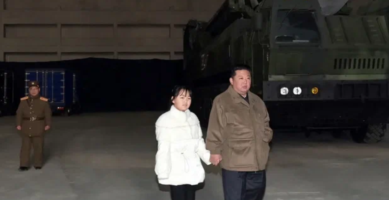 Лидер КНДР Ким Чен Ын впервые показал свою дочь во время запуска ракеты