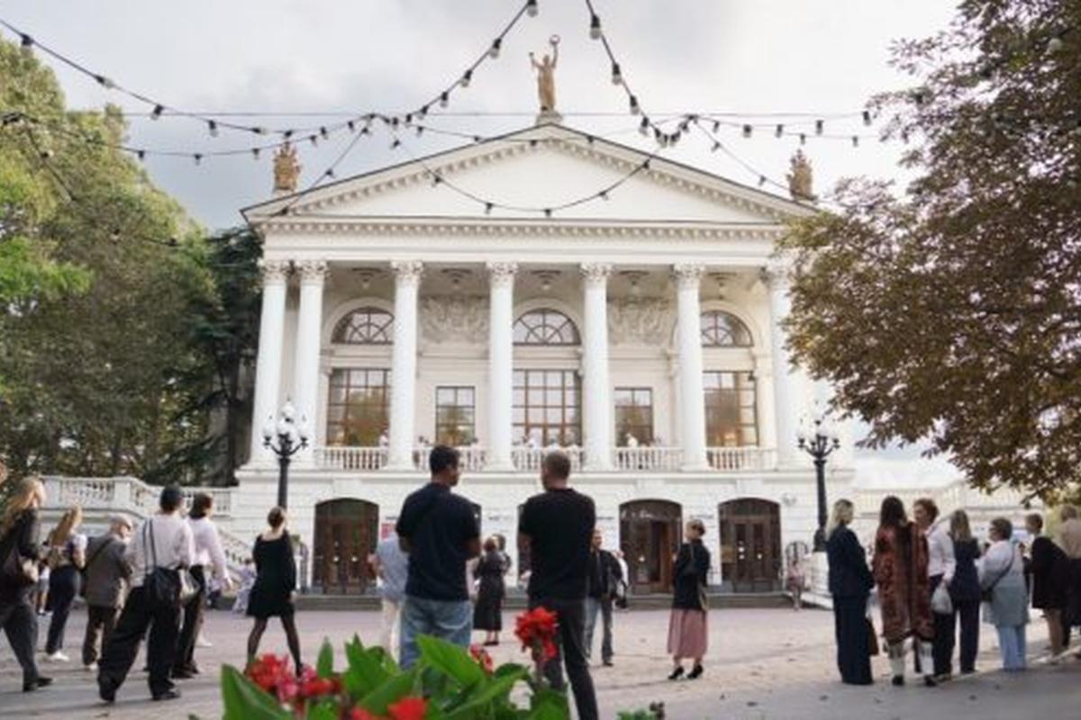 «Луначарский соловей» и 115 лет: как главный театр Севастополя отметил юбилей под сирены