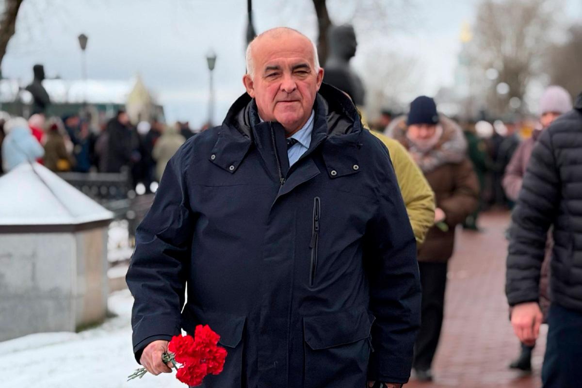 В День Героев Отечества губернатор Костромской области Сергей Ситников почтил память выдающихся земляков-военачальников возложением цветов на Аллее Героев