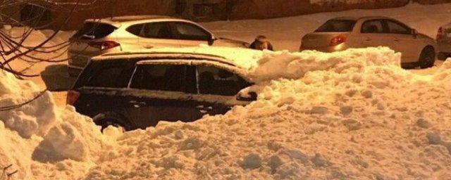 В Березниках 23 февраля несколько машин повредило снегом с крыш