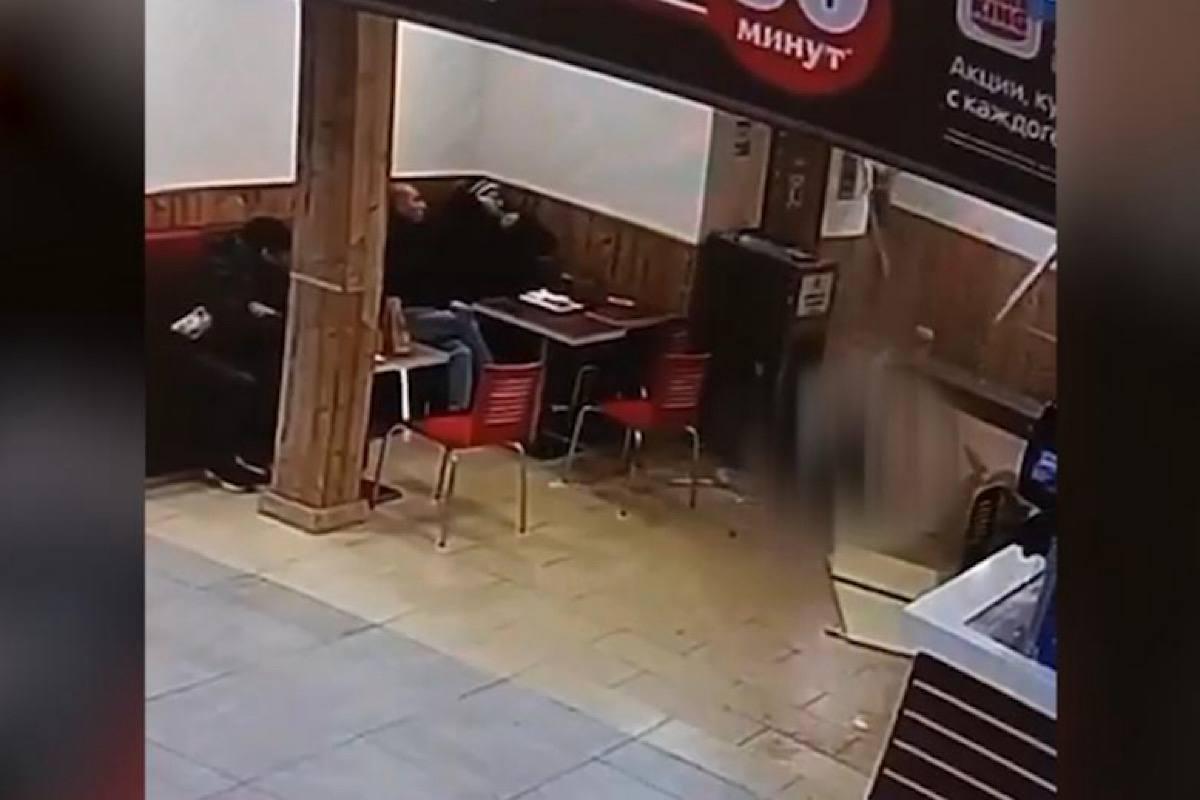 В ТЦ в Петербурге под ребенком рухнул пол: девочка провалилась на фудкорт