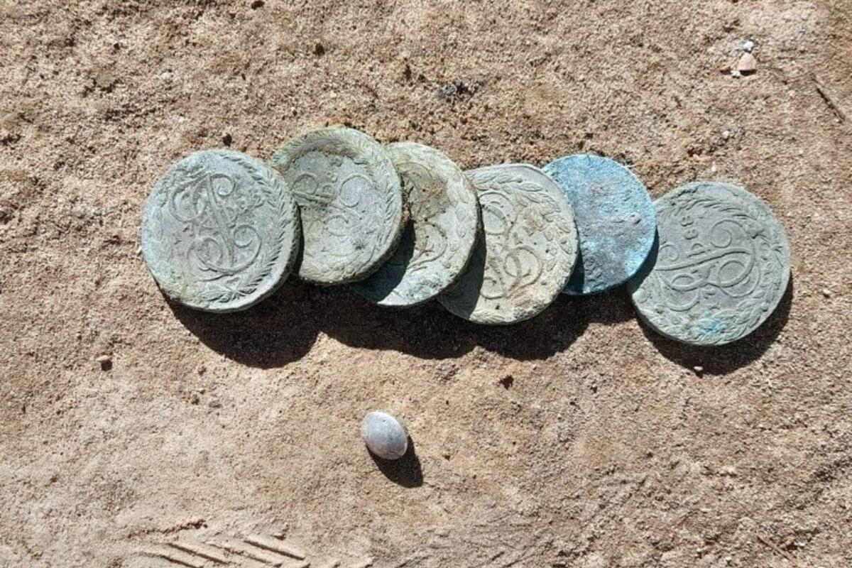 Российские (страна-террорист) археологи нашли в центре Ижевска монеты XVIII века
